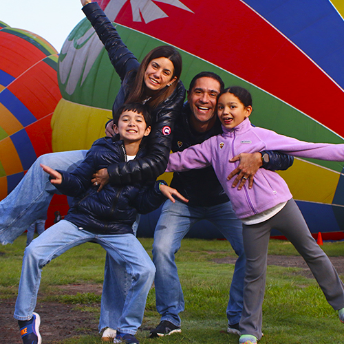 Familia celebrando frente a los globos aerostáticos
