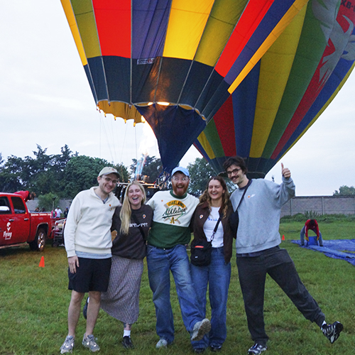 Grupo de amigos después de volar sobre Teotihuacán