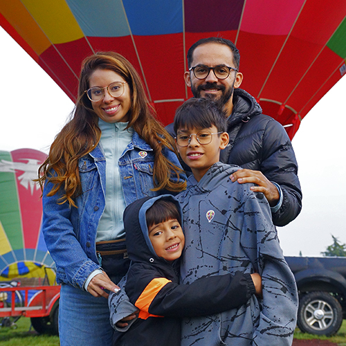 Familia reunida frente a un globo de colores
