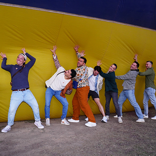 Grupo de amigos divirtiéndose junto al globo