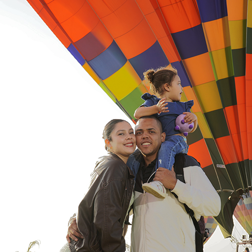 Familia disfrutando su experiencia entre globos