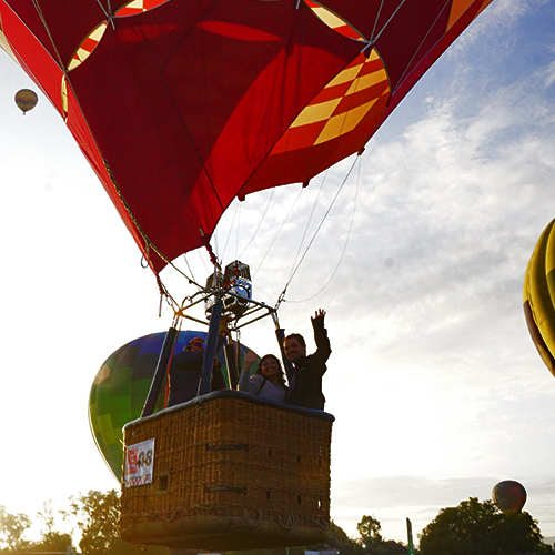 Pareja saludando desde un globo aerostático en Teotihuacán