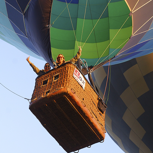 Globo inflándose al amanecer en Teotihuacán